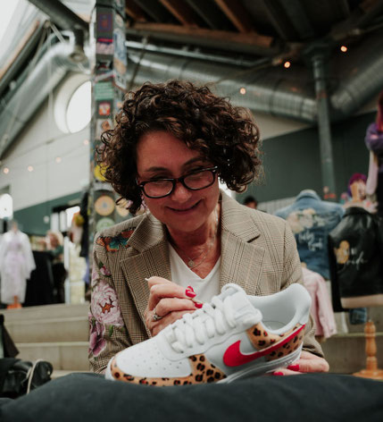 kunstenaar sabrina schildert op sneakers media