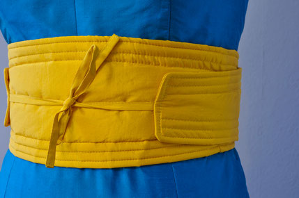 Türkisfarbenes Abendkleid aus Seide mit gelbem Obigürtel in einer Individualanfertigung