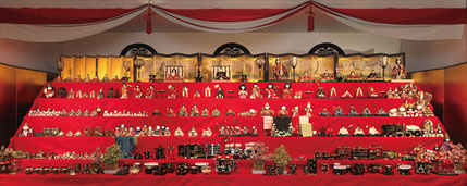 尾張徳川家三世代の雛段飾り