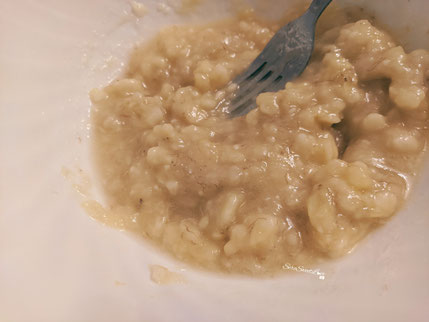 Banane mature schiacciate con una forchetta dentro una ciotola