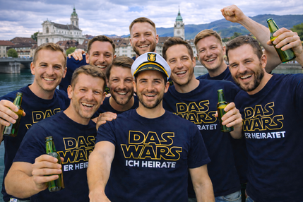 Mehrere Jungs feiern ihren Polterabend in Solothurn. Gemeinsam absolvieret die Gruppe das Polterabendspiel Hangover. Das Bild wurde vor der Solheure Bar am Ufer der Aare aufgenommen. Alle Männer lachen und halten ein Bier in der Hand.