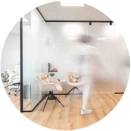 Einblicke in die Arbeitswelt: Praxis- und Büroräumlichkeiten für eine vertrauensvolle Experten-Positionierung.