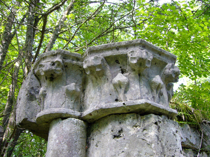 Ruines de l'Abbaye de Saint-Sulpice : Châpitaux
