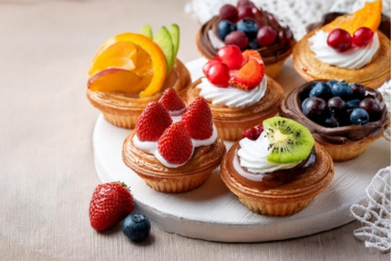 色とりどりのフルーツと生クリームがのったタルトケーキたち。