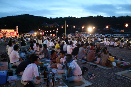 大洲市肱川河川敷でのいもたきの様子