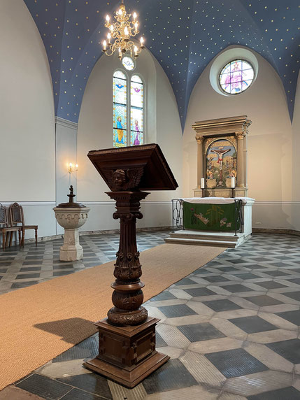 Innenansicht der Maxener Kirche mit dem Gemälde von Anton Dietrich, der Kanzel von 1631 und dem neuen Altarbild von Gerd Philipp "Wenn Matthias G. in Tütingen gewohnt hätte"