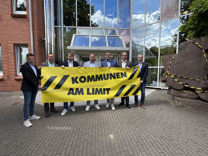  (v. l.) Philip Becker, Stephan Willudda, Sebastian Rode, Landrat Michael Schünemann, Holzmindens Bürgermeister Christian Belke, Robert Kumlehn und Stefan Bonefeld.