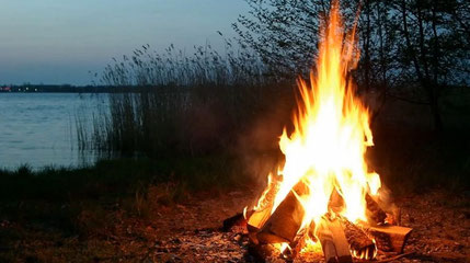 Abb. Lagerfeuer am See