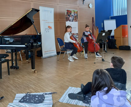 Diesterweg plus Stipendiatinnen Ana und Maria Bondari - beide mit einem Musik-Jahresstipendium für das Cello ausgezeichnet - präsentieren am Akademietag Musik am 11.11.23 ihr Können für die neue Diesterweg-Generation.