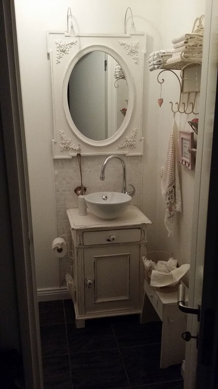 Badezimmeridee: Kleiner weißer romantischer Waschtisch im Shabby-Chic-Stil