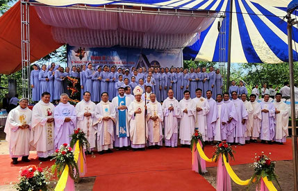 Les religieuses de la congrégation des Missionnaires de la Mère du Rédempteur et les prêtres présents à la bénédiction, autour de Mgr Joseph Đỗ Mạnh Hùng, évêque du diocèse de Phan Thiết.