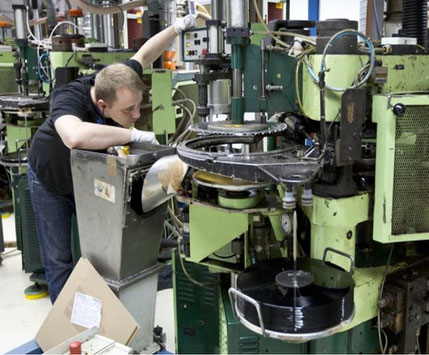   Foto: Roland Magunia (Hamburger Abendblatt 12.04.2014); www.abendblatt.de/wirtschaft/article126871529/Vinyl-ist-wieder-in-Das-Comeback-der-Schallplatte.html