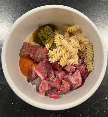 BARF Ration - Futternapft mit Fleisch, gekochten Nudeln und weiteren Zutaten