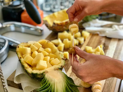 hier bereitet jenny gerade Ananas-curry-spieße zu