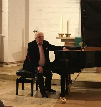 der Starpianist Justus Frantz in der Heilig-Kreuz-Kirche in Börnsen