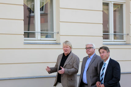 Frank-Walter Steinmeier (M.) bei einem Besuch in Beelitz mit Landesbildungsminister Günter Baaske (l.) und Bürgermeister Bernhard Knuth.