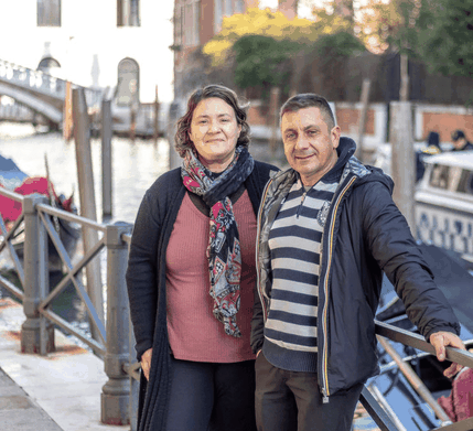 due persone sui canali di Venezia 