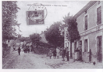 Rue des écoles à Saint-Amand-Magnazeix au début du XXe siècle - Photo J.Beaubert