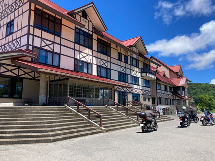 標高1,918mに建つ宿泊施設・しらびそ高原天の川。館内には利用できる自動販売機やトイレ(協力金100円)などがある。