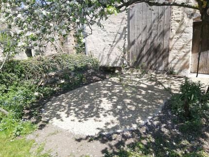 Der Sitzplatz unter dem Apfelbaum in Plottes