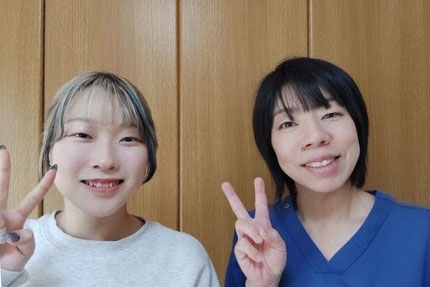 頭痛が治った女性と頭痛整体師の笑顔（犬山わらべ整体院）