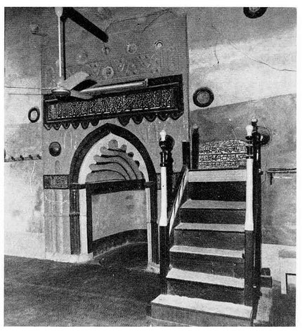 Mihrab and Minbar. The carved inscription on top of the mihrab: Mihrab created by Kululah bin Mohammed bin Abdulaziz may Allah forgive him and his parents.