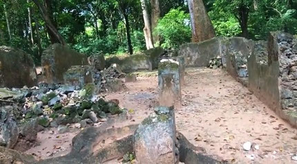 Mosque among Mtwapa ruins.