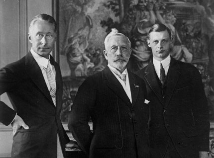 Kaiser Wilhelm II. (Mitte), Kronprinz Wilhelm von Preußen (links) und Wilhelm Prinz von Preußen im Exil. Bundesarchiv, Bild 102-01280 / CC-BY-SA