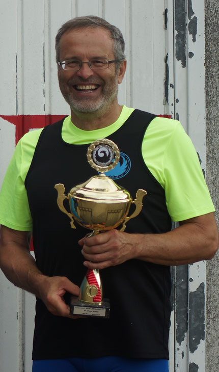 Dr. Klaus Lutter mit dem Pokal "Sportler des Jahres".