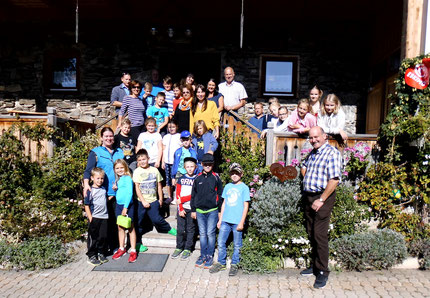 27.10.2018: gemeinsamer Ausflug zum Erlebnisbuschenschank Messner für 26 Kind23.09.2019: gemeinsamer Ausflug zum Erlebnisbuschenschank Messner für 23 Kinder und 14 Erwachsene, finanziert durch Licht ins Dunkel.