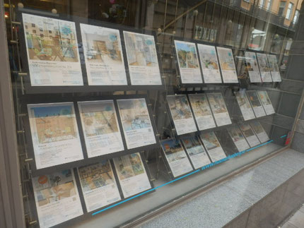 不動産屋の店頭は万国共通ですね