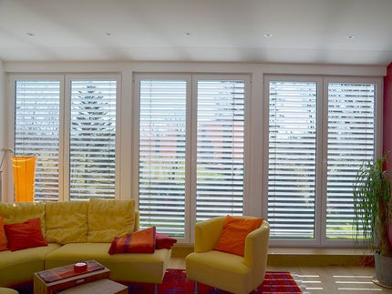Wohnbereich mit breiter , bodentiefer Fensterfornt durch die neue Dachgaube