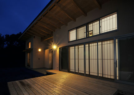 内と外をつなげるウッドデッキ