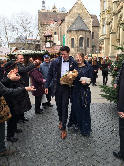 Hochzeit Melanie und Nikolas Lubbe, Vor dem Standesamt in Braunschweig