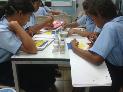 estudiantes trabajando en su pintura