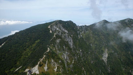 振り返って木曽殿山荘と木曽駒に続く稜線と、奥に御嶽山。
