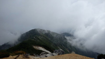 南越百山、奥念丈岳方面。いつか行けるかな。