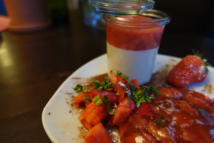 Karamellisierte Panna Cotta mit Erdbeeren - Pi mal Butter Mädchenvöllerei