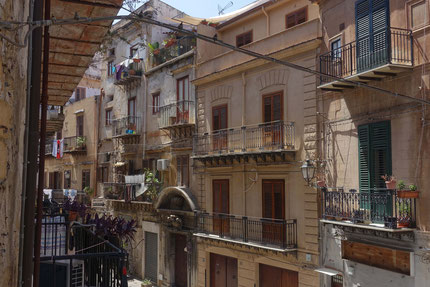 Sicile, Palerme : vue des fenêtres du B&B Ponticello sur la rue