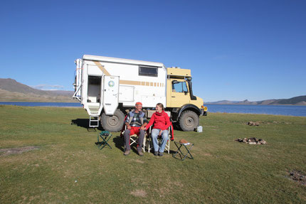 Unser Unimog und wir am Tsagan Nuur in der Mongolei  -  Sept.2013