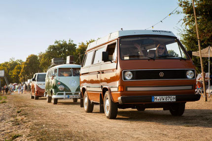 Historische VW Busse hintereinander 2026