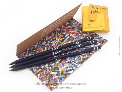 matite, spille da giacca dorate, depliant studiati su misura per i 100 anni della Scuola di Mosaico di Spilimbergo