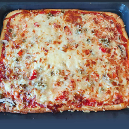 Familienpizza frisch aus dem Ofen