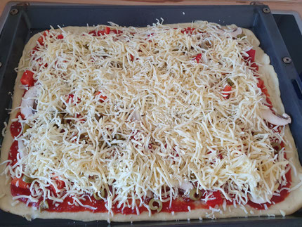 Ofenpizza bereit zum Backen