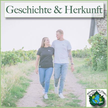 Paar läuft durch einen Weinbergweg in Rheinhessen, trägt Rhoihesse on Tour Shirts – Symbolbild für regionale Identität, Herkunft und Geschichte Rheinhessens.
