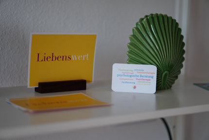 Bild aus der Praxis: Orangene Zettel mit psychologischen Begriffen drauf