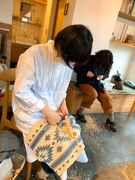 ナイフを握る手に力みがあるのが見え見えです