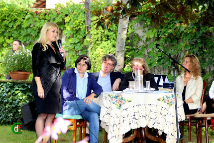 Manuela Muzzolini, consigliere di minoranza per "Agliè Viva", saluta il pubblico e la giuria (foto Cesare Dellafiore)