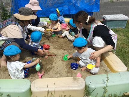 今日は、砂場でたくさん遊びました。そらぐみさんとひかりぐみさんは、バケツにいっぱい砂を入れたり、砂でできたケーキやお山を手で崩して遊びました。みんな砂の感触を目一杯楽しんでいました！