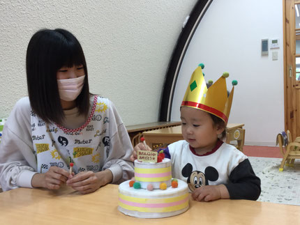 　今日は、4月生まれのお友だちのお誕生日会をしました。みんなから、♪  ハッピーバーズデイ ♪ の歌とケーキのプレゼント。　　　　　　　　お誕生日おめでとう !